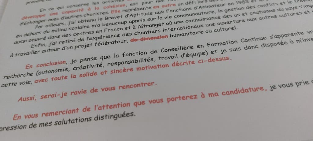 Texte réécrit avec corrections en rouge, illustrant la réformulation de textes