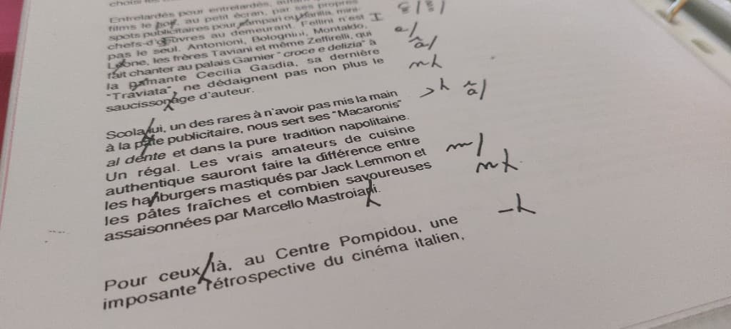 Document corrigé à la main, illustrant la relecture et la correction de textes